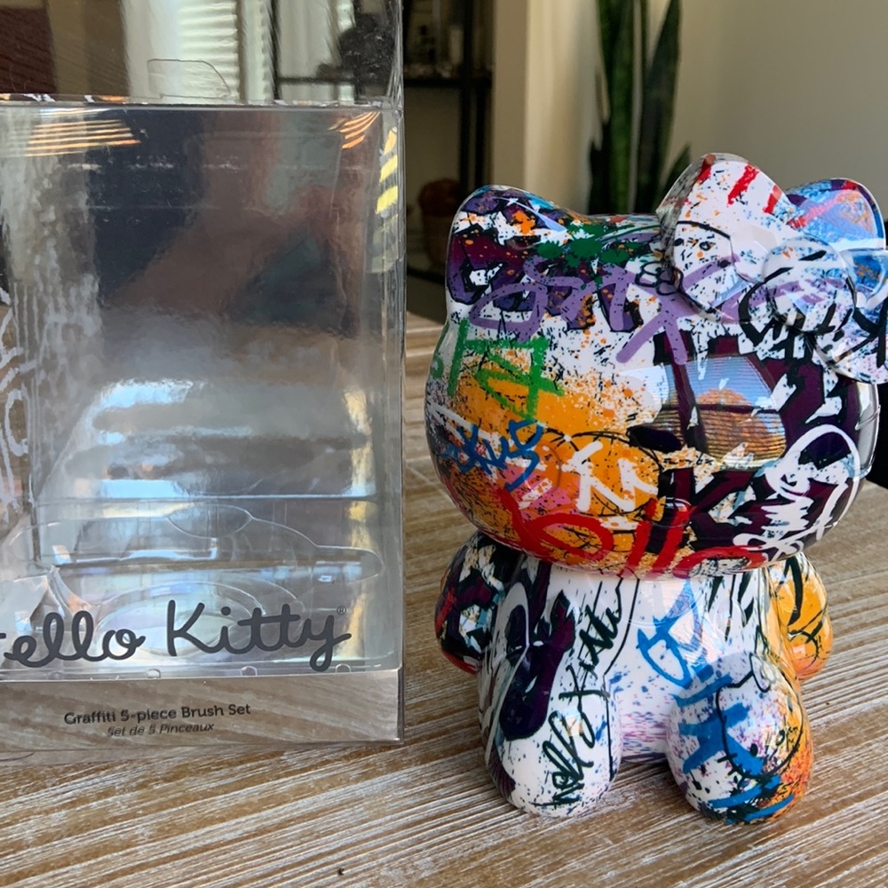 COPY - Hello Kitty by Sanrio brush holder Graiffiti